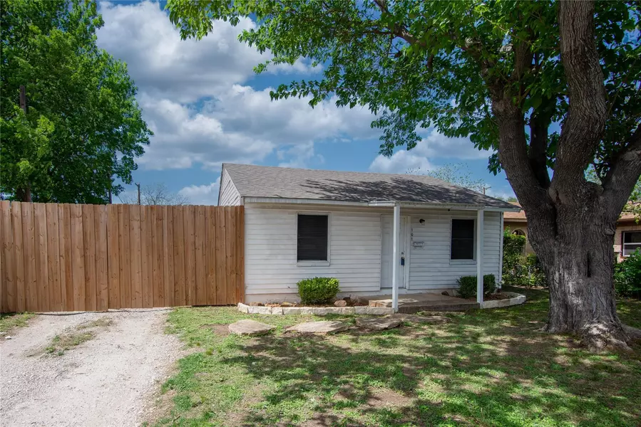 101 N Redford Lane, White Settlement, TX 76108