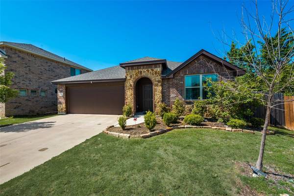 800 Cloverwood Drive, Fort Worth, TX 76036