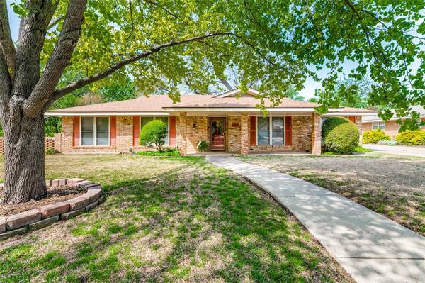 4300 Springbranch Drive, Benbrook, TX 76116