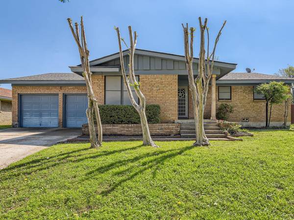 1136 Valley View Drive, Hurst, TX 76053