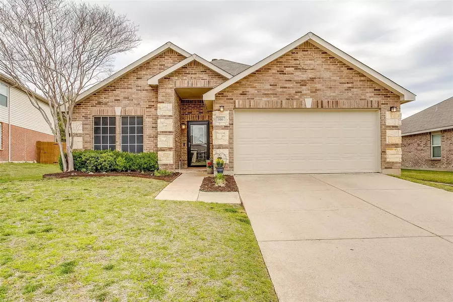 816 Crystal Drive, Burleson, TX 76028