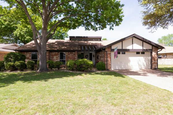 324 Stratford Drive, Hurst, TX 76054