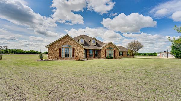 1026 S Lowrance Road, Pecan Hill, TX 75154