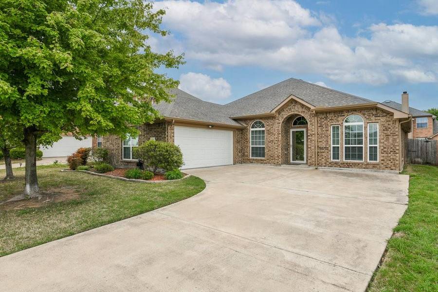 104 Foxwood Lane, Red Oak, TX 75154