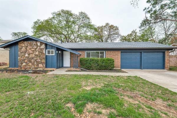 2704 Blackwood Drive, Arlington, TX 76013