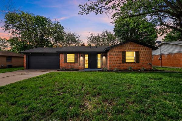 205 SW Gregory Street, Burleson, TX 76028