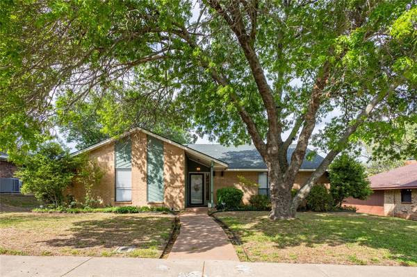 215 Meadowcreek Drive, Duncanville, TX 75137