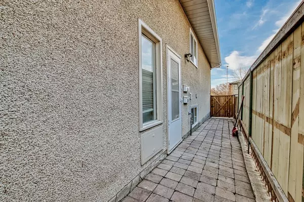 Calgary, AB T2E 1Z1,219 26 AVE NE