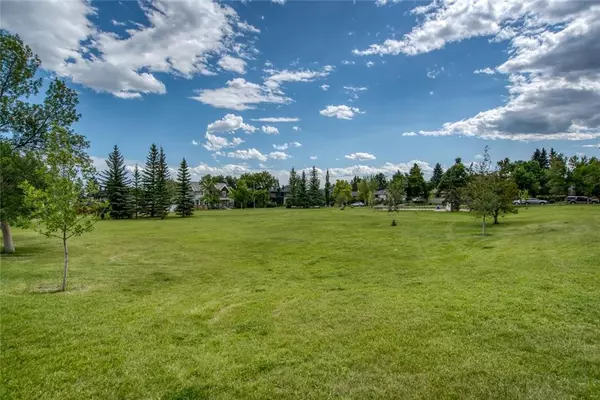 Calgary, AB T2T 2R8,1927 46 AVE SW