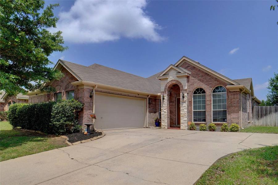 904 Mesquite Drive, Burleson, TX 76028