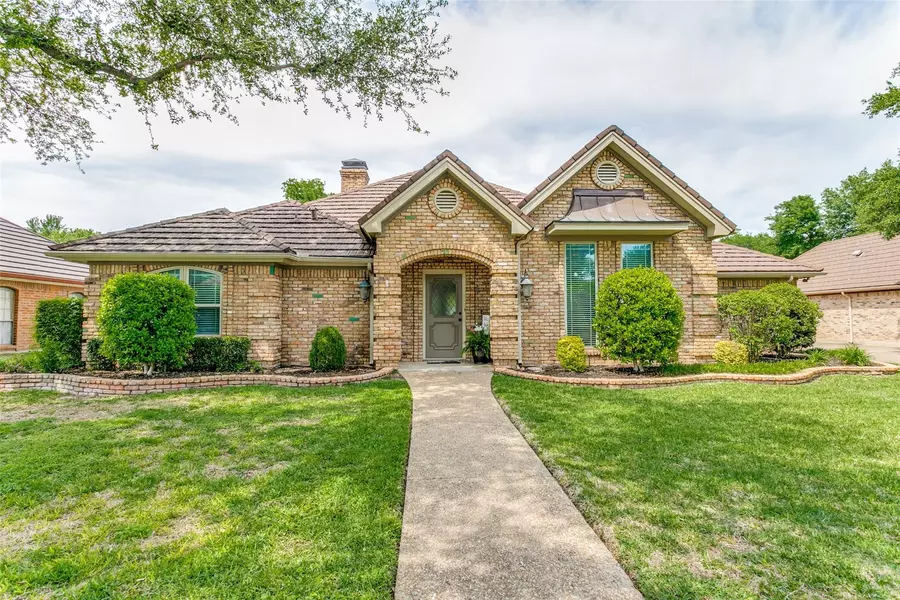 412 Evergreen Drive, Hurst, TX 76054