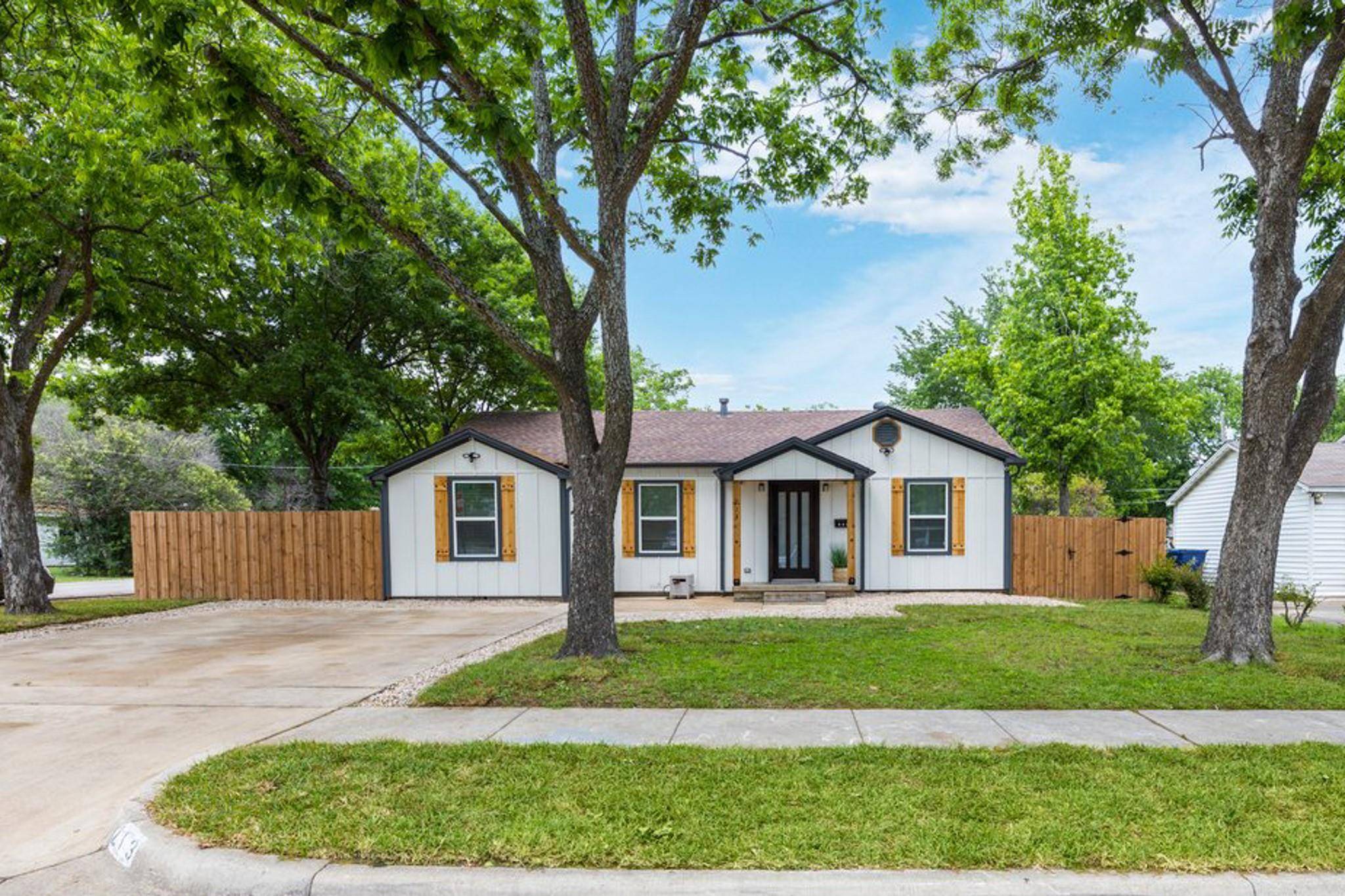 213 W Avenue G, Garland, TX 75040