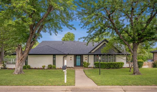 913 Edgecliff Drive, Bedford, TX 76022