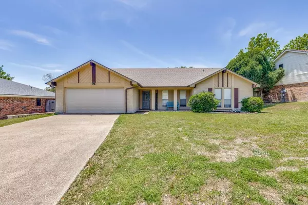 405 Meadowhill Drive, Benbrook, TX 76126