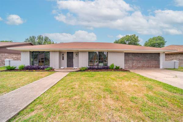 912 Arrow Wood Street, Benbrook, TX 76126