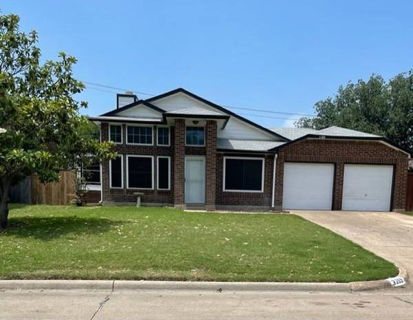 3305 Cathedral Drive, Grand Prairie, TX 75052