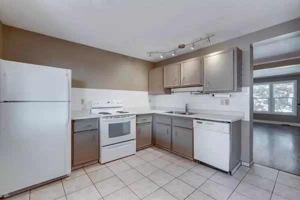 Calgary, AB T3J 1Y6,132 Castlegreen Close NE