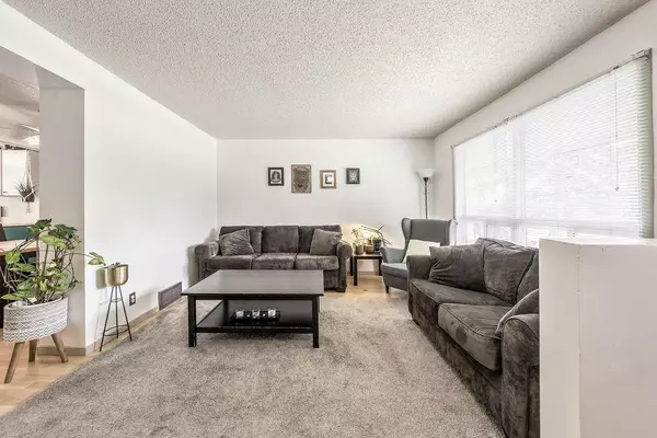 Calgary, AB T2J 6R2,525 Queenston GDNS SE