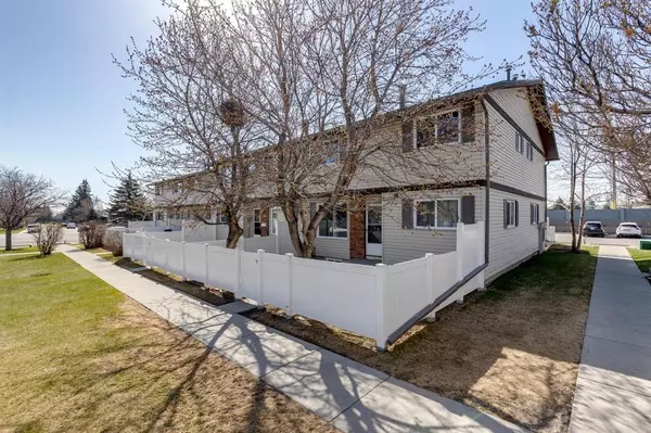 Calgary, AB T2W 3N3,740 Bracewood DR SW #46