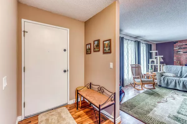 Calgary, AB T2W 2A3,328 Cantrell PL SW