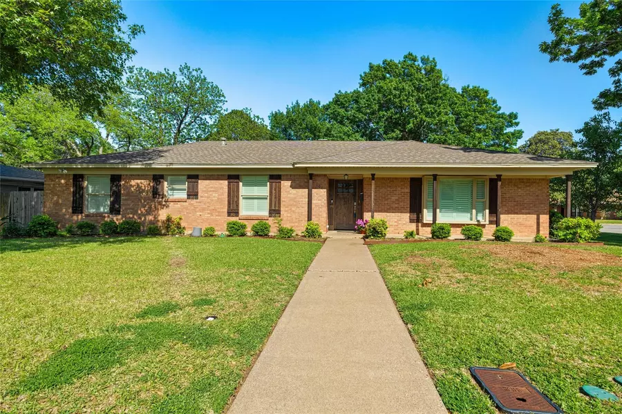 1001 Forrest Drive, Arlington, TX 76012