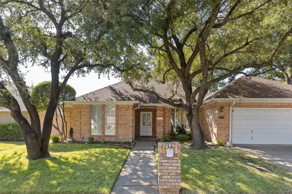 6629 Meadowpark Court, Benbrook, TX 76132