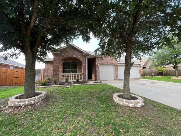 817 Forest Grove Lane, Fort Worth, TX 76036