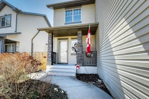 Chestermere, AB T1X 1N5,273 Oakmere WAY