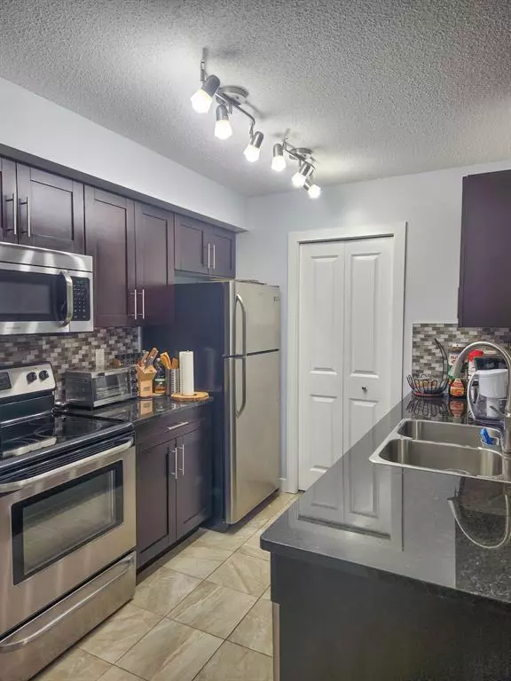 Calgary, AB T2X 2B9,81 Legacy BLVD SE #1106