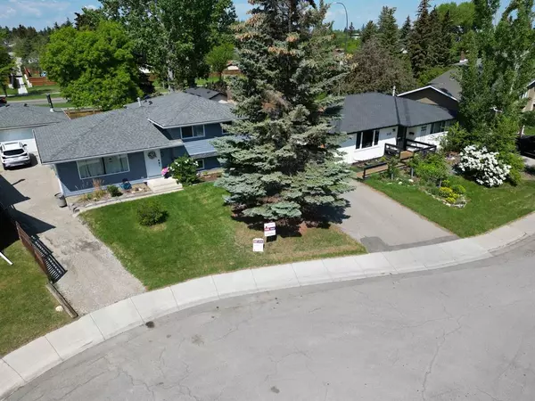 Calgary, AB T2W 2T8,272 Brookgreen DR SW