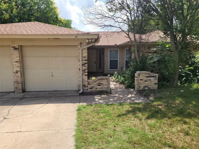 220 Rhineland Road, Benbrook, TX 76126