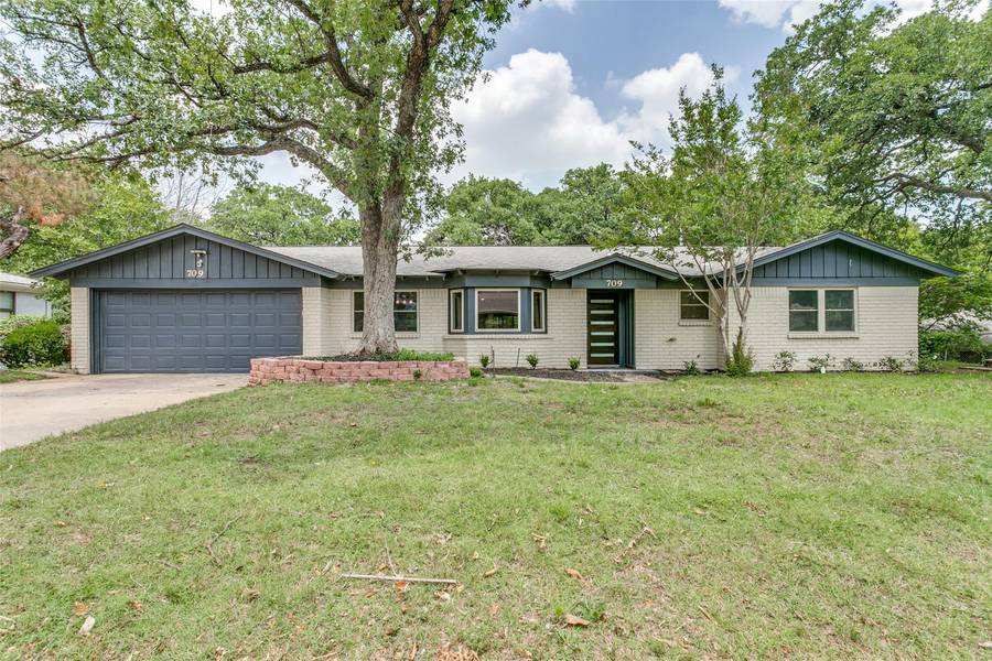 709 Monette Drive, Bedford, TX 76022