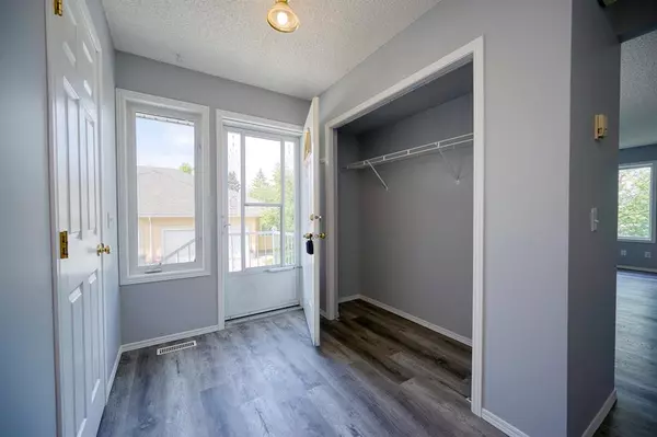 Calgary, AB T2W 6H8,83 Cedarview Mews SW