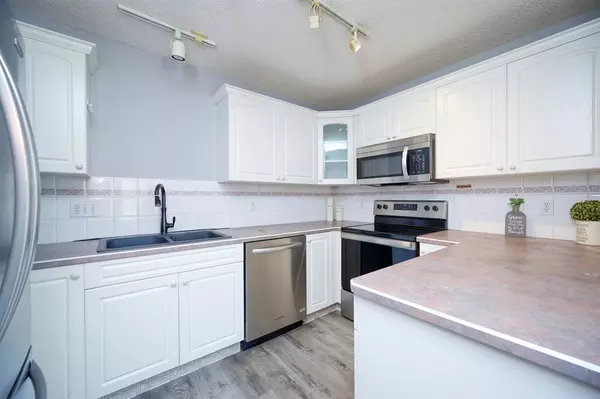 Calgary, AB T2W 6H8,83 Cedarview Mews SW