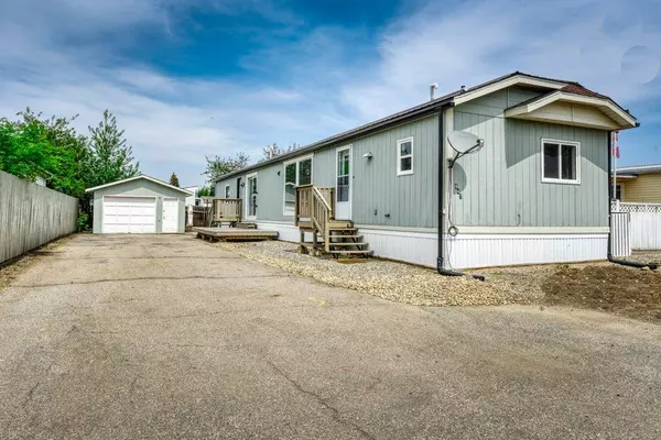 Strathmore, AB T1P 1E2,847 Bayview CRES