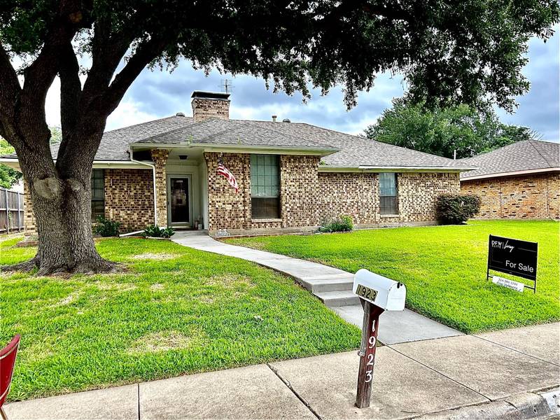 1923 Middle Glen Drive, Carrollton, TX 75007