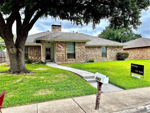 1923 Middle Glen Drive, Carrollton, TX 75007