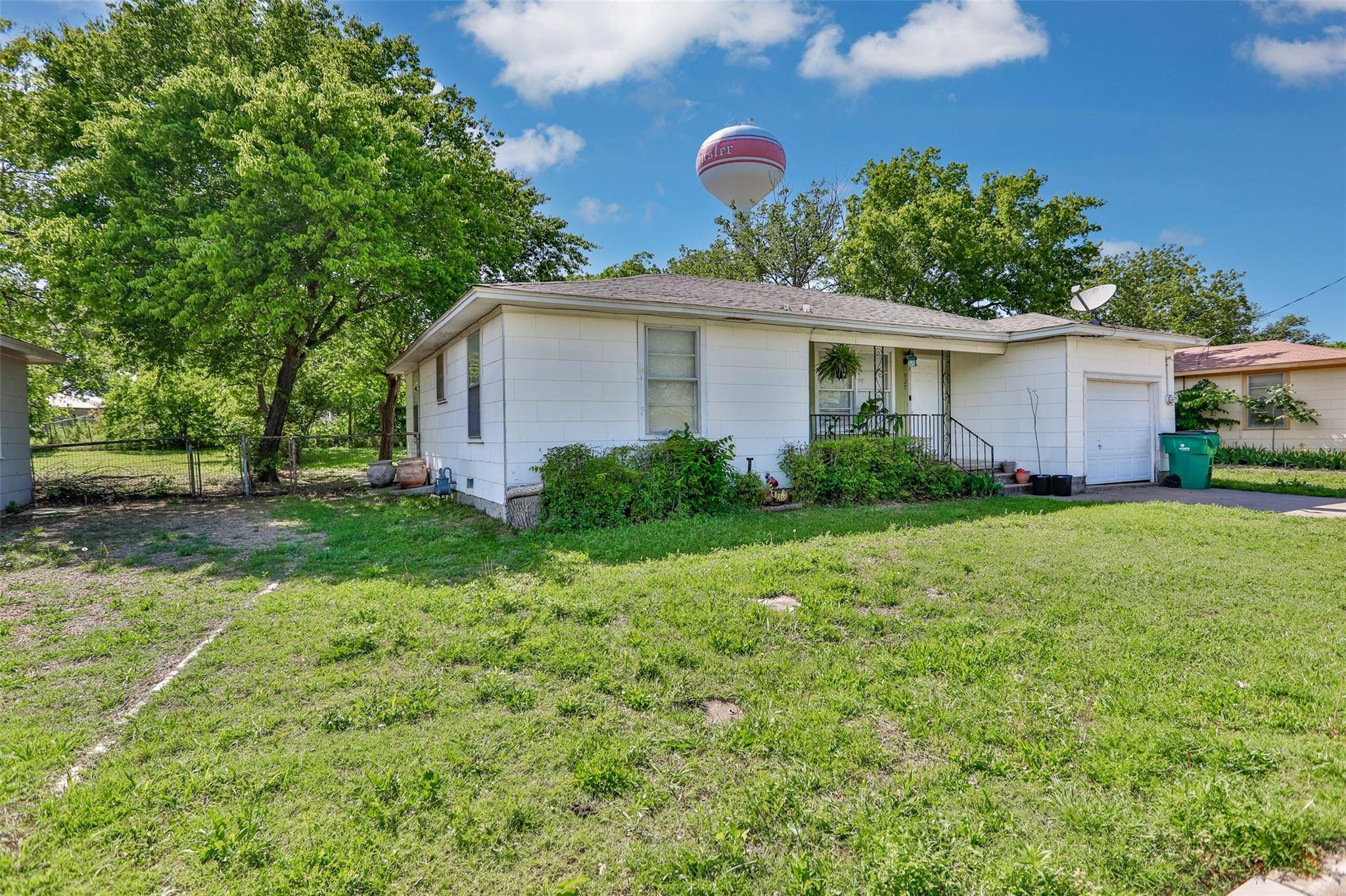 Muenster, TX 76252,925 N Oak