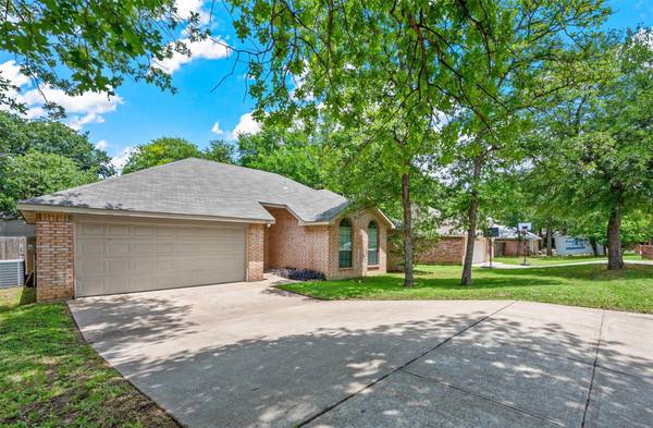 413 Meadowcrest Drive, Azle, TX 76020