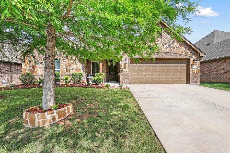 2752 Elmwood Drive, Burleson, TX 76028