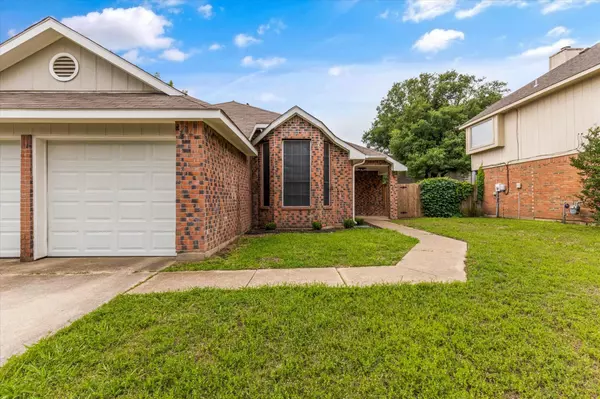 2813 Briar Hill Drive, Grand Prairie, TX 75052