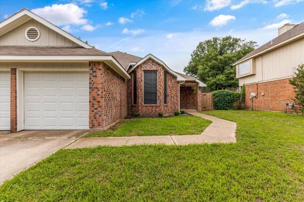 2813 Briar Hill Drive,  Grand Prairie,  TX 75052