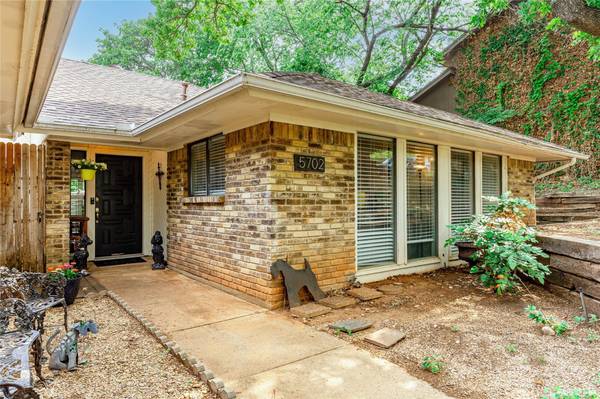 5702 Trails Edge Court, Arlington, TX 76017