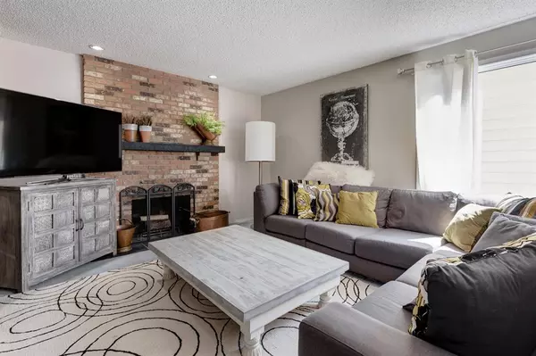 Calgary, AB T3H 1C5,7 Coach Manor Rise SW