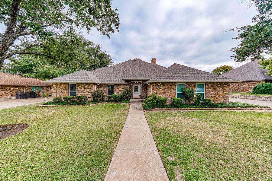 3905 Snow Creek Drive, Fort Worth, TX 76008