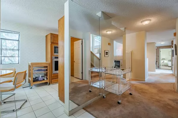 Calgary, AB T2W 4L8,87 Woodmeadow Close SW