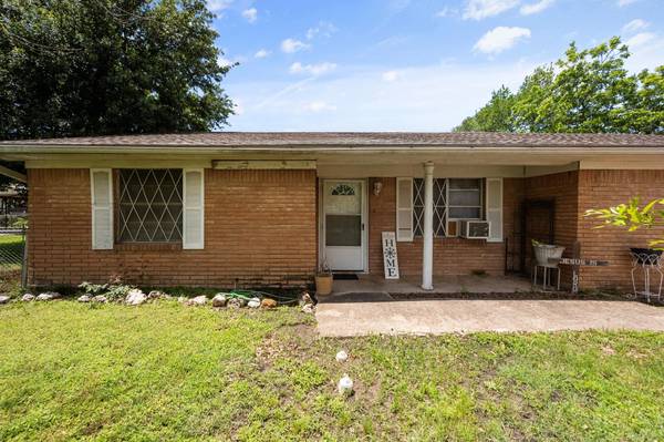 703 N Gilmer Avenue, Dawson, TX 76639