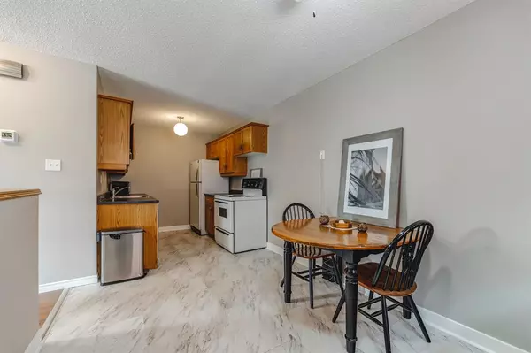 Calgary, AB T3B 2M3,4615 73 ST NW #5