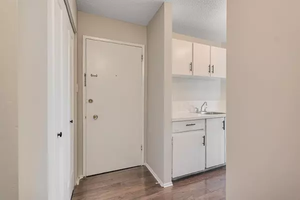 Calgary, AB T3B2M3,4515 73 ST NW