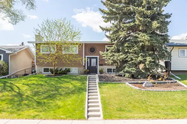 Calgary, AB T2K 4N2,832 Hunterston CRES NW